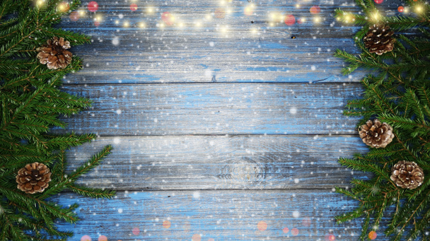 branche de sapin de Noël avec cônes baies d'hiver dans la neige
 - Photo, image