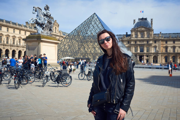 Kobieta w Paryżu, Francja - Zdjęcie, obraz