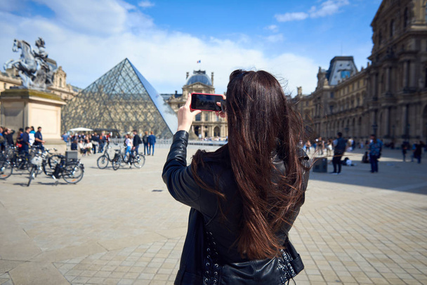 eine Frau in Paris, Frankreich - Foto, Bild