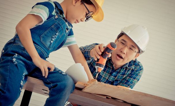 Malý chlapec se učí pracovat na dřevě a být stavitelem od svého - Fotografie, Obrázek