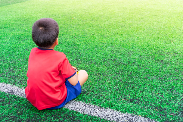 Küçük çocuk futbol antrenman alanında rahatlatıcı - Fotoğraf, Görsel