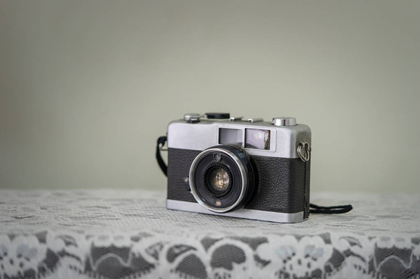 Vintage klasszikus flim kamera fehér asztalon - Fotó, kép