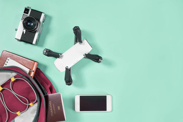 Backpacker viaggio turistico gadget e oggetti in zaino con d
 - Foto, immagini