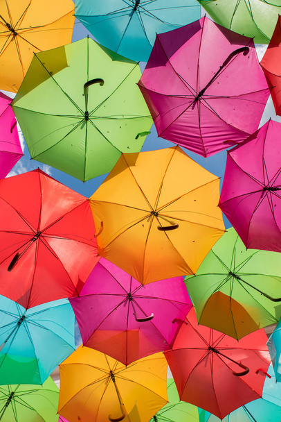 Värikkäitä sateenvarjoja kadulla Aguedassa, Aveirossa - Portugali
 - Valokuva, kuva