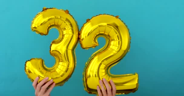 Χρυσό αλουμινόχαρτο αριθμός 32 32 μπαλόνι εορτασμού - Πλάνα, βίντεο
