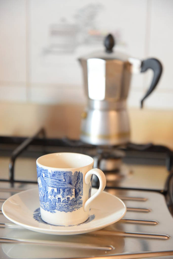  taza de café y cafetera en la cocina  - Foto, Imagen