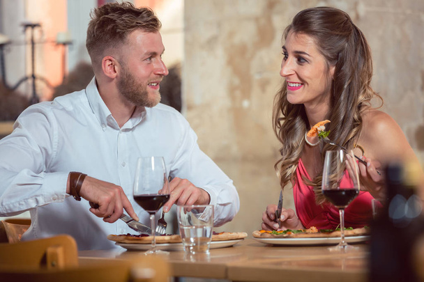 若いカップルが一緒に食事をする - 写真・画像