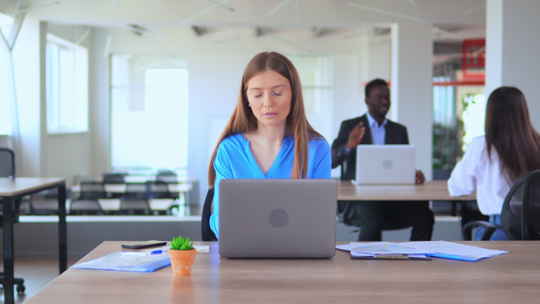 mladý manažer se nemůže soustředit v otevřeném prostoru kanceláře v podniku Start up Company - Záběry, video