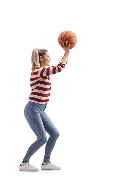Casual young woman shooting a basketball - Foto, Imagen