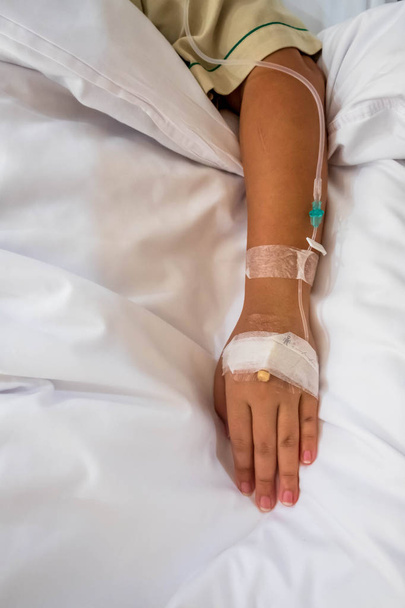 Patient hospitalisé au lit avec traitement intraveineux
 - Photo, image