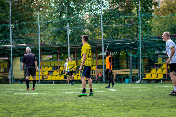 MOSCÚ, RUSIA - 24 de agosto de 2019: Jugadores de fútbol en el juego. Liga amateur en Moscú
. - Foto, Imagen