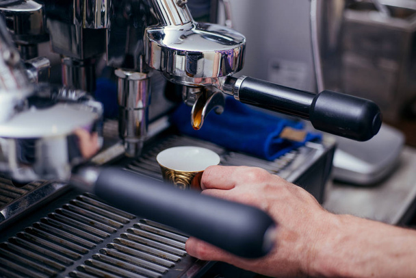 Káva tekoucí do šálku z kávovaru - Fotografie, Obrázek