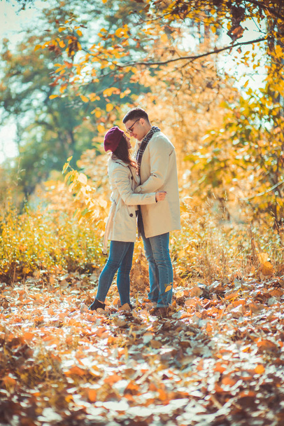 Couple doux est sortir ensemble et câlins dans le parc en automne, profiter de la nature
 - Photo, image