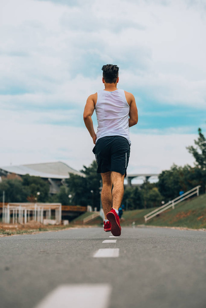 Running atleet man runner sprinten tijdens buiten training voor Marathon run - Foto, afbeelding