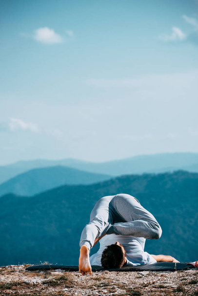 Coppia casual si rilassa facendo stretching e yoga in montagna
 - Foto, immagini