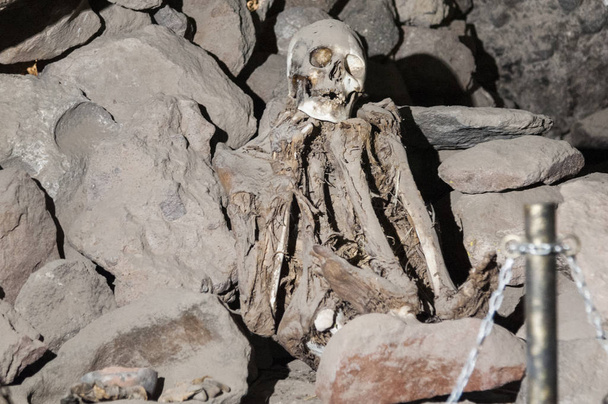 Uyuni (Bolívie), 2017: coquesa pre-Incan hřbitov od solného bytu Salar de Uyuni, s jejími mumiemi a nabídkami, nekropole-Bolívie - Fotografie, Obrázek