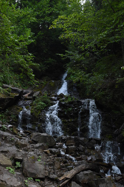 Vodopád v pohoří Karpat. - Fotografie, Obrázek