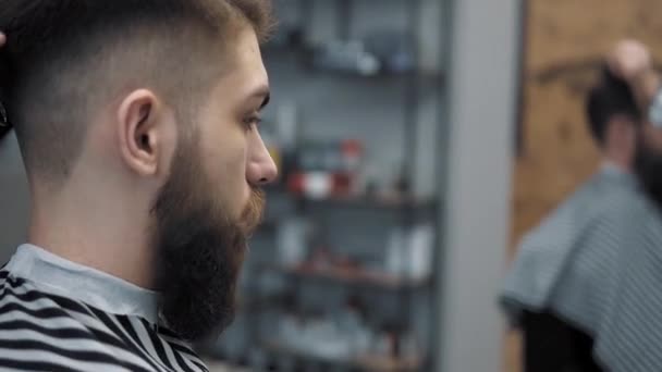 Close up on Mens hairstyling and haircutting in a barber shop or hair salon using scissors and hair dryer. Grooming the hair. Barbershop. - Πλάνα, βίντεο