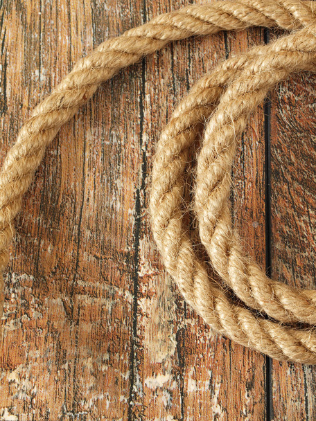 Мотузка крупним планом на дерев'яному фоні
 - Фото, зображення