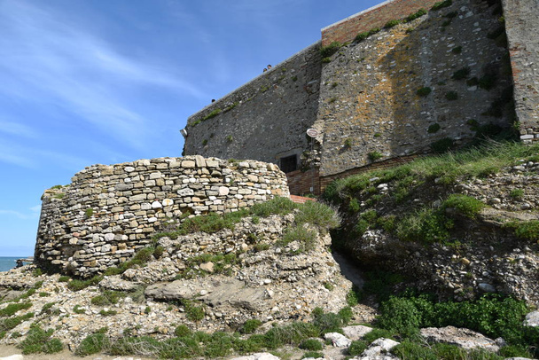 Замок Термолі вранці - Фото, зображення