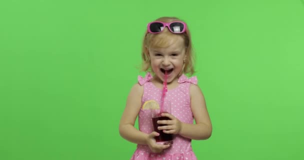 Kind in rosa Badeanzug trinkt Saftcocktail mit Trinkhalm. Chroma-Schlüssel - Filmmaterial, Video