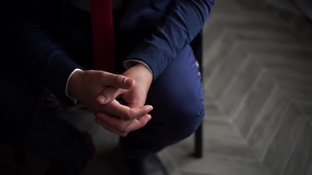 Hände eines Mannes im Businessanzug in Großaufnahme - Filmmaterial, Video