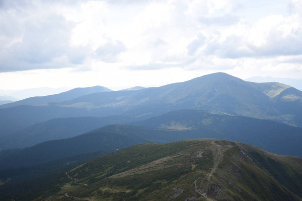 Ansicht beim Besteigen des Hoverla. Blick auf die Berge, Wälder und Wolken. Ukrainische Karpaten. - Foto, Bild