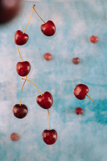 Состав с летающими сладкими красными ягодами о левитации на bl
 - Фото, изображение