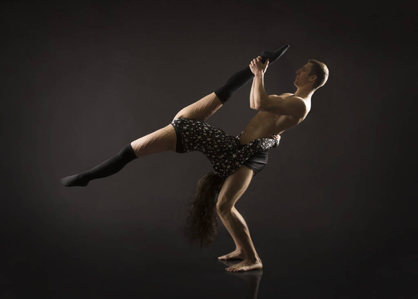 A young girl performing acrobatic dance and stunts. - Φωτογραφία, εικόνα