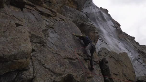 Rock Climbing with Lead Rope. Fault. Man Falling - Footage, Video