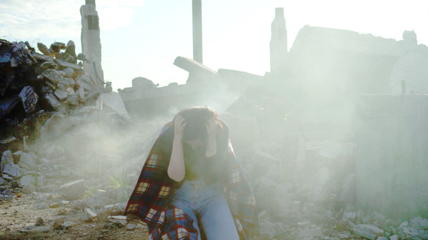 portret płaczu kobiety do ofiary katastrofy lub pożaru - Materiał filmowy, wideo