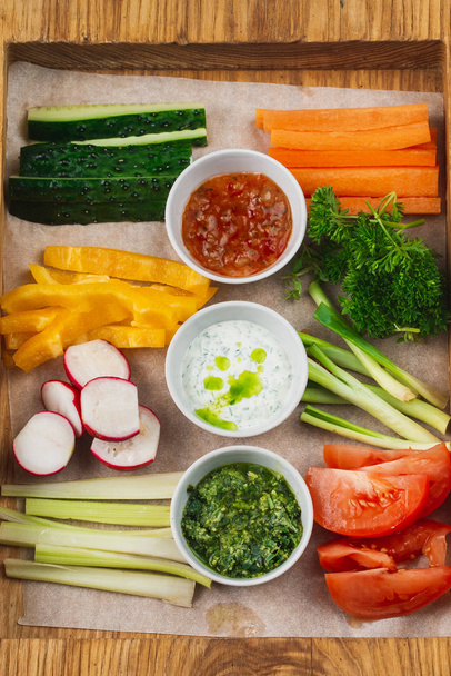 різноманітні свіжі овочі з соусами
  - Фото, зображення