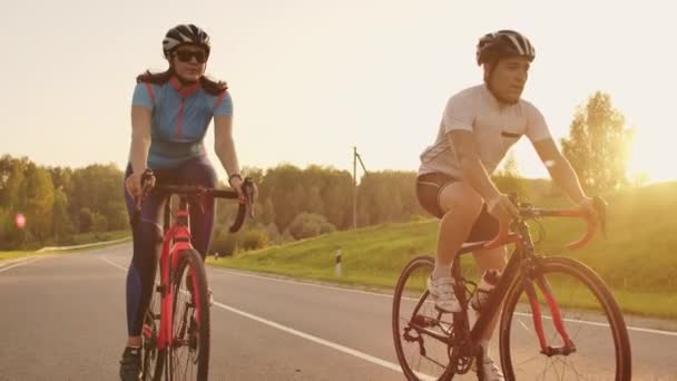 Steadicam záběr horských kolech páru na cyklostezce v západu slunce dělá vysoké - Záběry, video