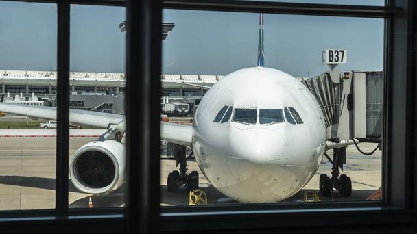Vue de l'immense avion de ligne depuis la fenêtre du terminal
 - Photo, image