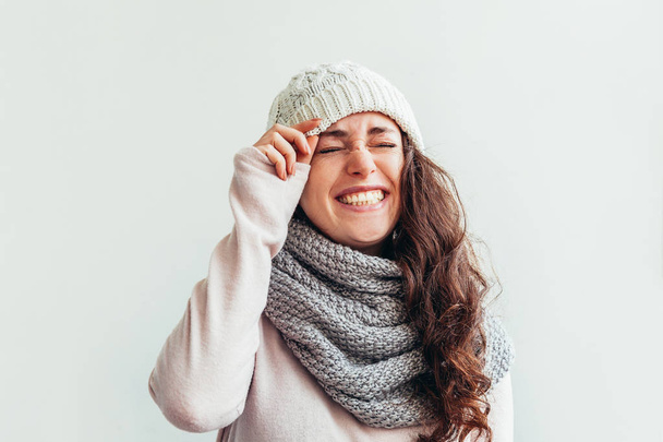 Rire fille portant des vêtements chauds chapeau et écharpe isolé sur fond blanc
 - Photo, image