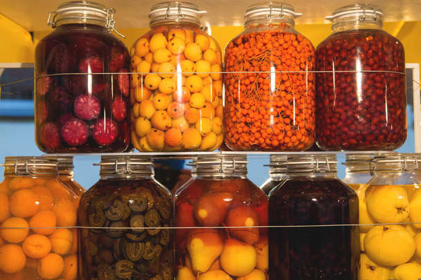 фрукты и овощи в стеклянной банке - Фото, изображение