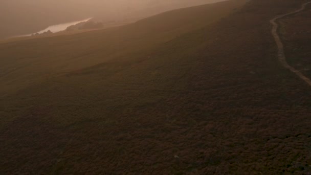 Güzel bir gün batımı sırasında çarpıcı Ladybower Rezervuar havadan ortaya - Video, Çekim
