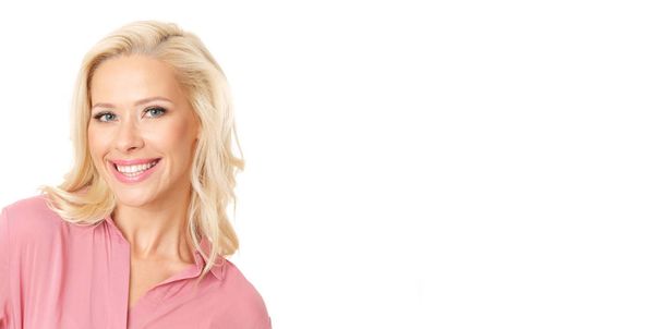 Inteligentní žena v růžové košili izolovaná na bílém pozadí se usmívá na kameru. - Fotografie, Obrázek