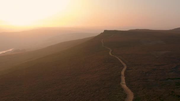 Luchtopnames van Derwent Edge tijdens zonsondergang in het Peak District National Park - Video