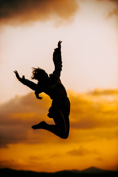 Παθιασμένη νεαρή χορεύτρια σε μια όμορφη ονειρική στάση - Φωτογραφία, εικόνα