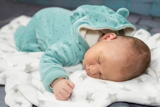 söpö vauva poika sininen huopa - Valokuva, kuva