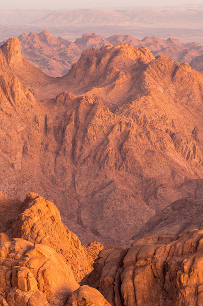 Дивовижний Схід сонця в Синайському горі, прекрасний Світанок в Єгипті, раннього ранку вид на вершину гори Мойсей - Фото, зображення