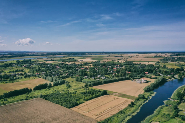 Luftaufnahme, ländlicher Blick mit perfektem Himmel an einem Sommertag - Foto, Bild