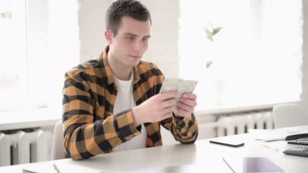 Rento nuori mies Counting Dollarin paperi valuutta
 - Materiaali, video
