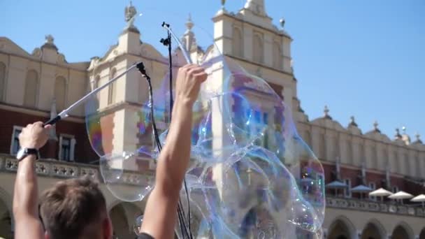 Lustige Seifenblasen berühren glückliche Kinder im Sommer auf dem Krakauer Platz - Filmmaterial, Video