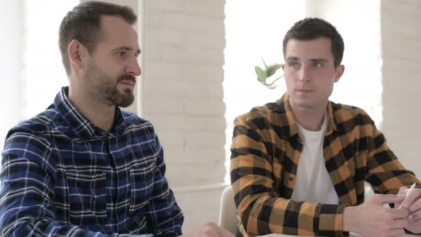 lässige junge Männer im Gespräch miteinander - Filmmaterial, Video