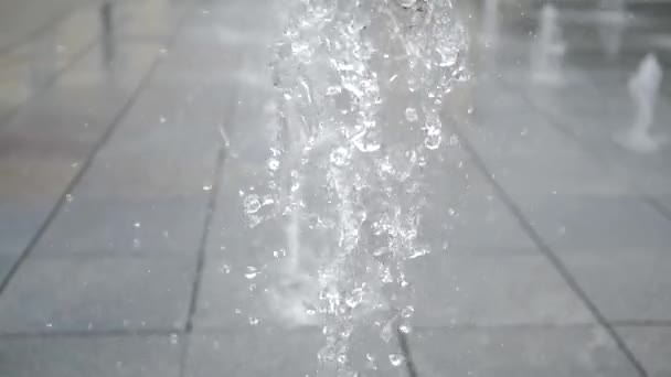 Живая вода течет вверх и падает на отверстие фонтана в серой плите
 - Кадры, видео