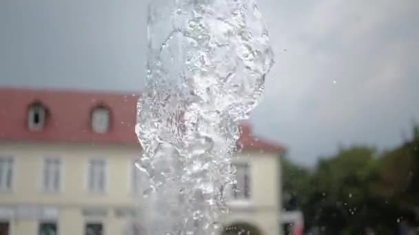 Весёлый поток воды, взлетающий вверх и падающий на фонтанную яму в здании
 - Кадры, видео