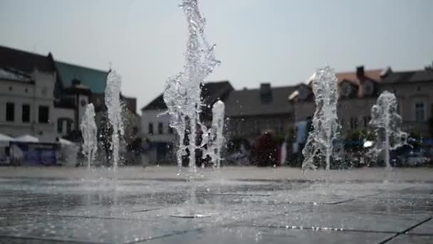 Веселый фонтан с множеством источников работает в Кракове летом
 - Кадры, видео