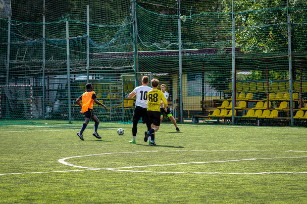 モスクワ、ロシア - 2019年8月24日:サッカー選手の試合。モスクワのアマチュアリーグ. - 写真・画像